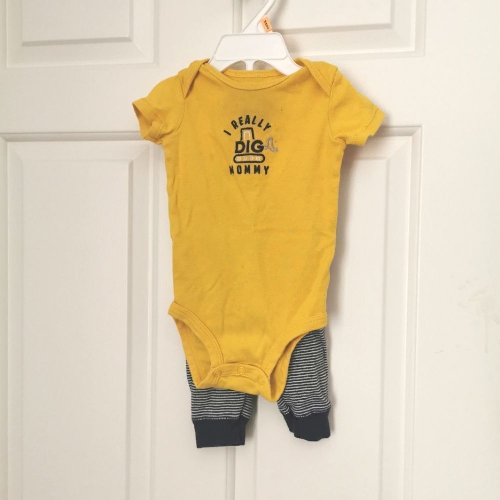 3/$12 Carter's 2 piece set 6 m